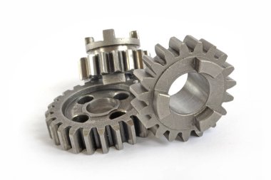 beyaz zemin üzerinde üç metal Dişliler