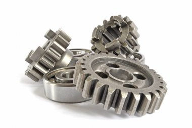 Beyaz arka planda dişliler ve yönler