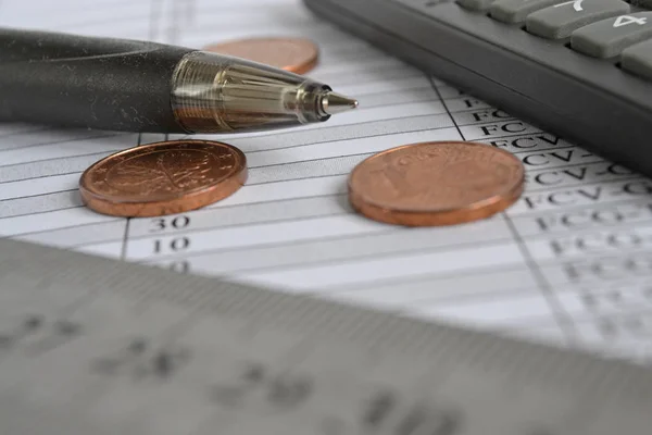 Fondo financiero con dinero, calculadora, regla, mesa y pluma — Foto de Stock