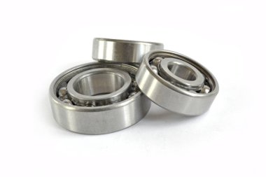 Beyaz zemin üzerinde üç yatakları