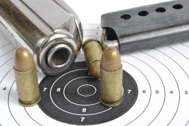 Tabanca ve beyaz arka plan üzerinde mühimmat