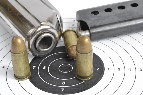 Tabanca ve beyaz arka plan üzerinde mühimmat