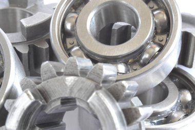 Beyaz arka planda dişliler ve yönler