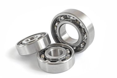 Beyaz zemin üzerinde üç yatakları