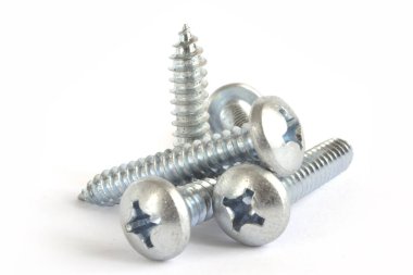 Beyaz arkaplanda vidalar