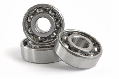 Beyaz zemin üzerinde üç yatakları