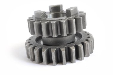 beyaz zemin üzerine iki metal Dişliler