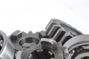 Beyaz arka planda dişliler ve yönler