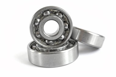 Beyaz zemin üzerinde üç yatakları