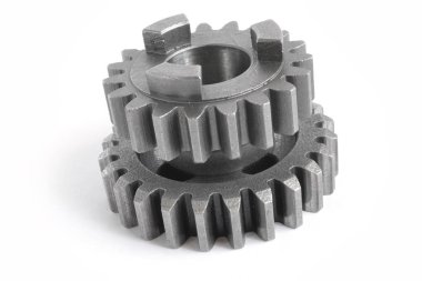 beyaz zemin üzerine iki metal Dişliler