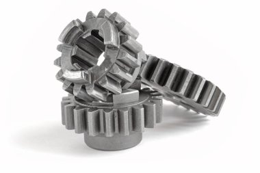 beyaz zemin üzerinde üç metal Dişliler