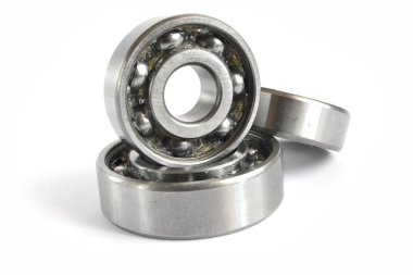 beyaz zemin üzerinde üç metal Dişliler