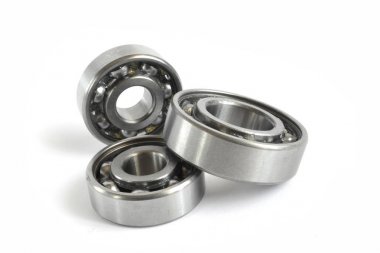 Beyaz zemin üzerinde üç yatakları