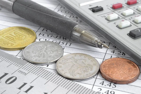 Οικονομικό υπόβαθρο με χρήματα, αριθμομηχανή, τραπέζι και στυλό — Φωτογραφία Αρχείου