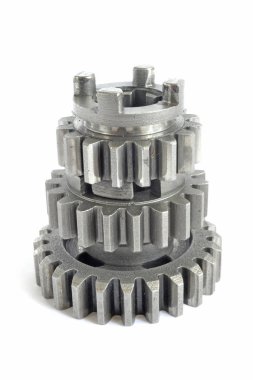 beyaz zemin üzerinde üç metal Dişliler