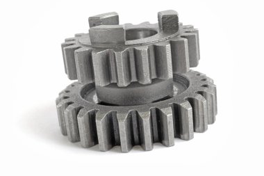 beyaz zemin üzerine iki metal Dişliler