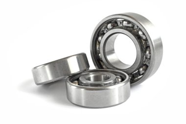 Beyaz zemin üzerinde üç yatakları