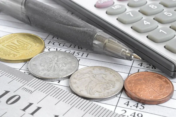 Οικονομικό υπόβαθρο με χρήματα, αριθμομηχανή, τραπέζι και στυλό — Φωτογραφία Αρχείου