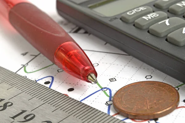 Финансовый фон с деньгами, калькулятор, линейка, график и ручка — стоковое фото