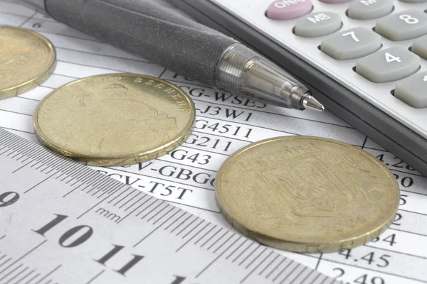 Contexte financier avec argent, calculatrice, table et stylo — Photo