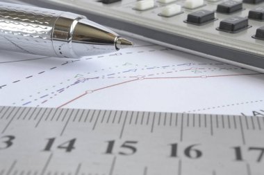 Grafik, cetvel, kalem ve hesap makineli iş arkaplanı