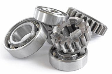 Beyaz arka planda dişliler ve yönler