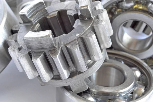 Beyaz arka planda dişliler ve yönler