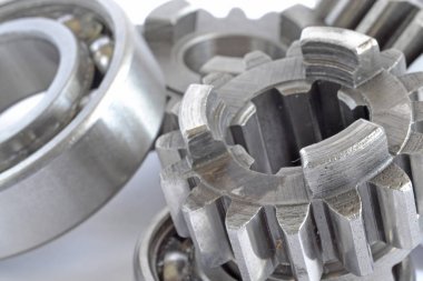 Beyaz arka planda dişliler ve yönler