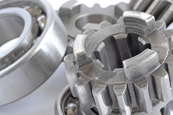 Beyaz arka planda dişliler ve yönler