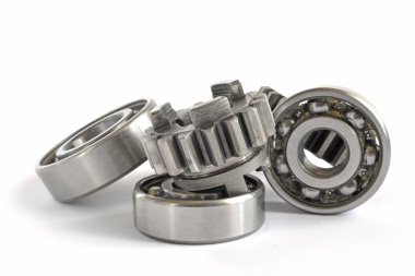 Beyaz arka planda dişliler ve yönler