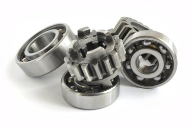 Beyaz arka planda dişliler ve yönler