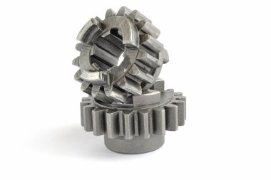 beyaz zemin üzerine iki metal Dişliler