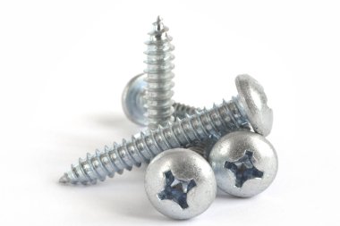 Beyaz arkaplanda vidalar