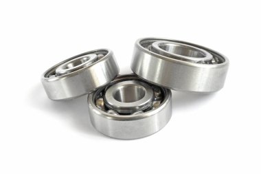 Beyaz zemin üzerinde üç yatakları