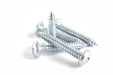 Beyaz arkaplanda vidalar