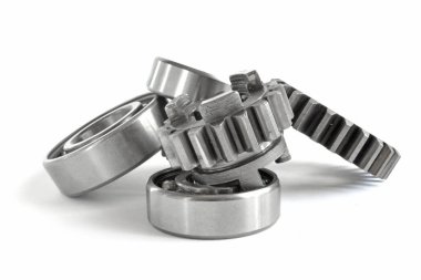 Beyaz arka planda dişliler ve yönler