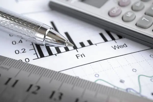 Бизнес фон с графиком, линейкой, ручкой и калькулятором — стоковое фото