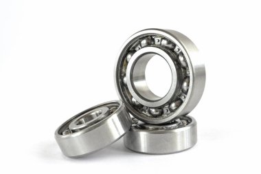 Beyaz zemin üzerinde üç yatakları