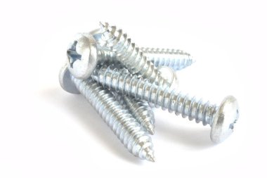 Beyaz arkaplanda vidalar