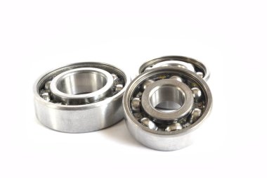 Beyaz zemin üzerinde üç yatakları