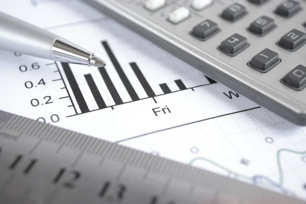 Üzleti háttér grafikon, vonalzó, toll és számológép — Stock Fotó
