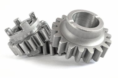 beyaz zemin üzerinde üç metal Dişliler