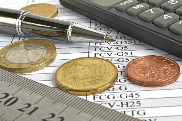 お金、計算機、定規、テーブルとペンで財務的背景 — ストック写真