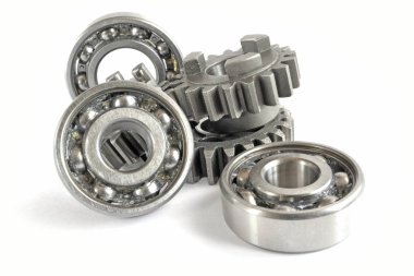 Beyaz arka planda dişliler ve yönler