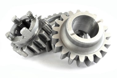 beyaz zemin üzerinde üç metal Dişliler