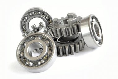 Beyaz arka planda dişliler ve yönler.