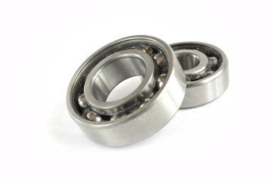 Beyaz arka plan üzerinde iki yatakları.