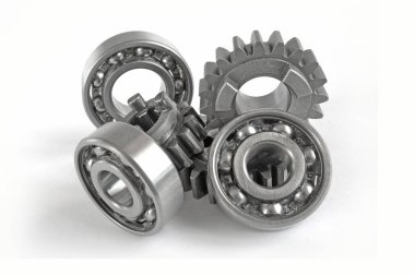 Beyaz arka planda dişliler ve yönler.