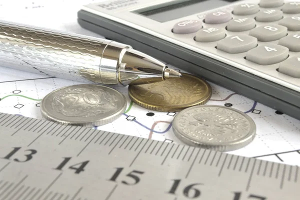 Tło Finansowe Pieniędzmi Kalkulatorem Wykresem Długopisem — Zdjęcie stockowe