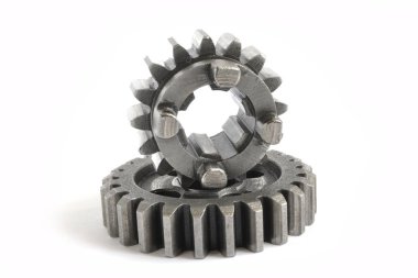 beyaz zemin üzerine iki metal Dişliler